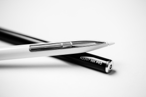 Der Adonit INK Pro für Windows Tablet- und 2-in-1-Computer in schwarz und weiß