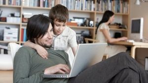 Familie mit Laptops - O2 DSL Zuhause