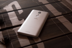 Das neue WIKO U-PULSE LITE Android Smartphone auf dem Tisch Liegend - Ansicht Rückseite