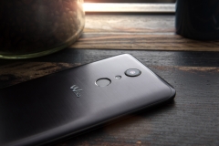 Das neue WIKO Upulse Android Smartphone auf dem Tisch liegend - Ansicht der Rückseite