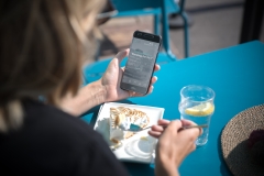 Eine gute Figur im Café machen mit dem Wiko WIM Lite