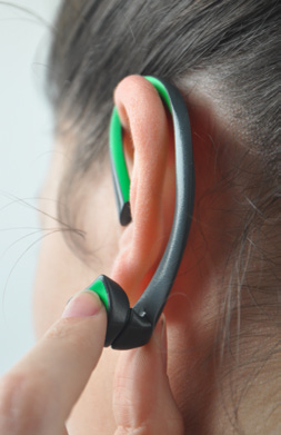 Der Kopfhörer misst gleichzeitig den Puls am Ohr und leitet diesen an das Smartphone weiter.