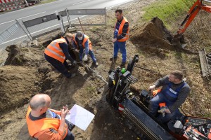Manchmal gibt es auch Hindernisse zu überwinden: Mitarbeiter der Firma Wähler verlegen Glasfaserkabel unter einer Straße.