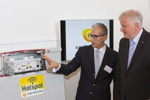 Startschuss der WLAN-Offensive mit Ministerpräsident Seehofer im Rahmen des Digitalisierungskongress – Bayern 3.0. Auf dem Foto: Ministerpräsident Horst Seehofer und Dr. Manuel Cubero, Mitglied des Vorstands der Kabel Deutschland Holding AG.