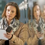 Frau mit Smartphone und Tablet unterwegs - &copy; Kaspersky