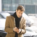 Mann mit Smartphone unterwegs - &copy; Kaspersky Labs