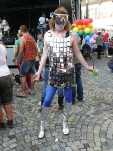 Paco Rabanne - Rudolf Arnold entwirft und näht seine leuchtenden Kleider selbst