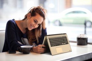 Das Toshiba Satellite Radius 15 P50 W-C im Präsentationsmodus