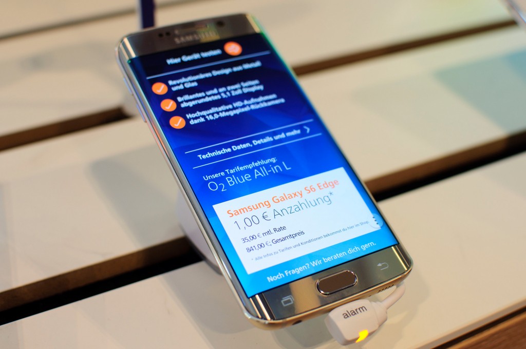 Smartphone mit digitalem Preisschild im O2-Shop