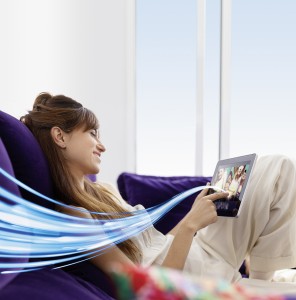 Junge Frau mit Tablet