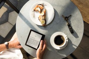 Amazon Kindle Oasis - Am Esstisch für die Pause zwischendurch