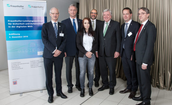 Gruppenfoto Eröffnung Leistungszentrum