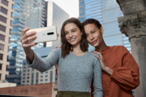 Ein Gruppen-Selfie mit dem OnePlus 7 Pro Almond Smartphone