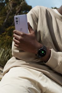 Das OnePlus 9 Smartphone in Winter Mist mit der OnePlus Watch