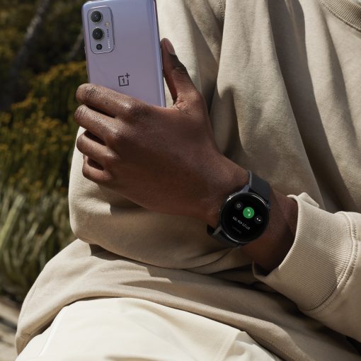 Das OnePlus 9 Smartphone in Winter Mist mit der OnePlus Watch