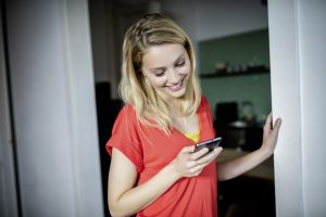 Frau mit Smartphone