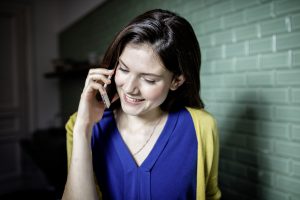 Frau mit Smartphone