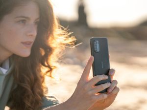 Frau mit Nokia Smartphone