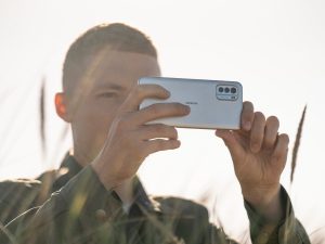 Junger Mann mit einem Nokia Smartphone